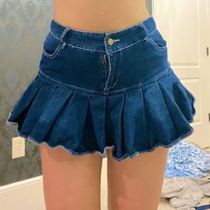 Stylish, Y2K denim mini skirt. Jean button with ruffle